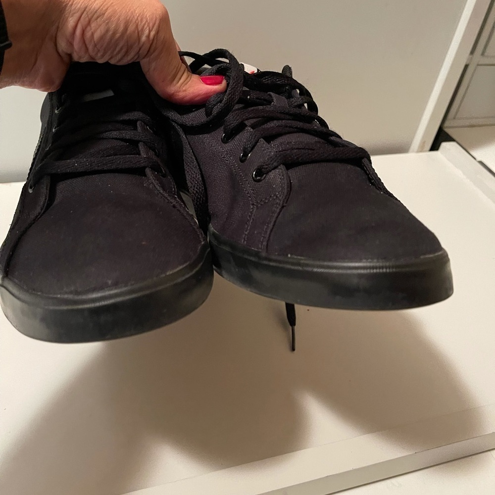 Nikes very nice and  simple sneaker with black logo in two sides - Picture 15 of 16